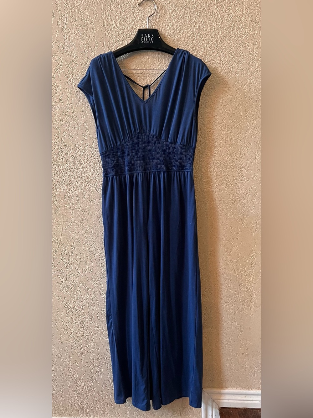 Boho Smocked Jumpsuit
Smocked Waist Women's Sz L V-neck Wide Leg Blue Flowy
NWOT